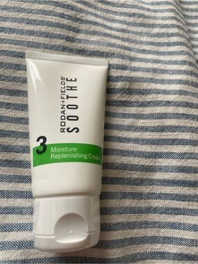 Rodan + Fields SOOTHE Moisture Replenishing Cream — White & Green